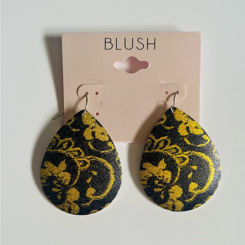 NWT Blush Gold and Black Tone Patterned Earrings✨